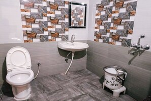 Deluxe-Zimmer | Badezimmer | Dusche, Regendusche, kostenlose Toilettenartikel, Handtücher