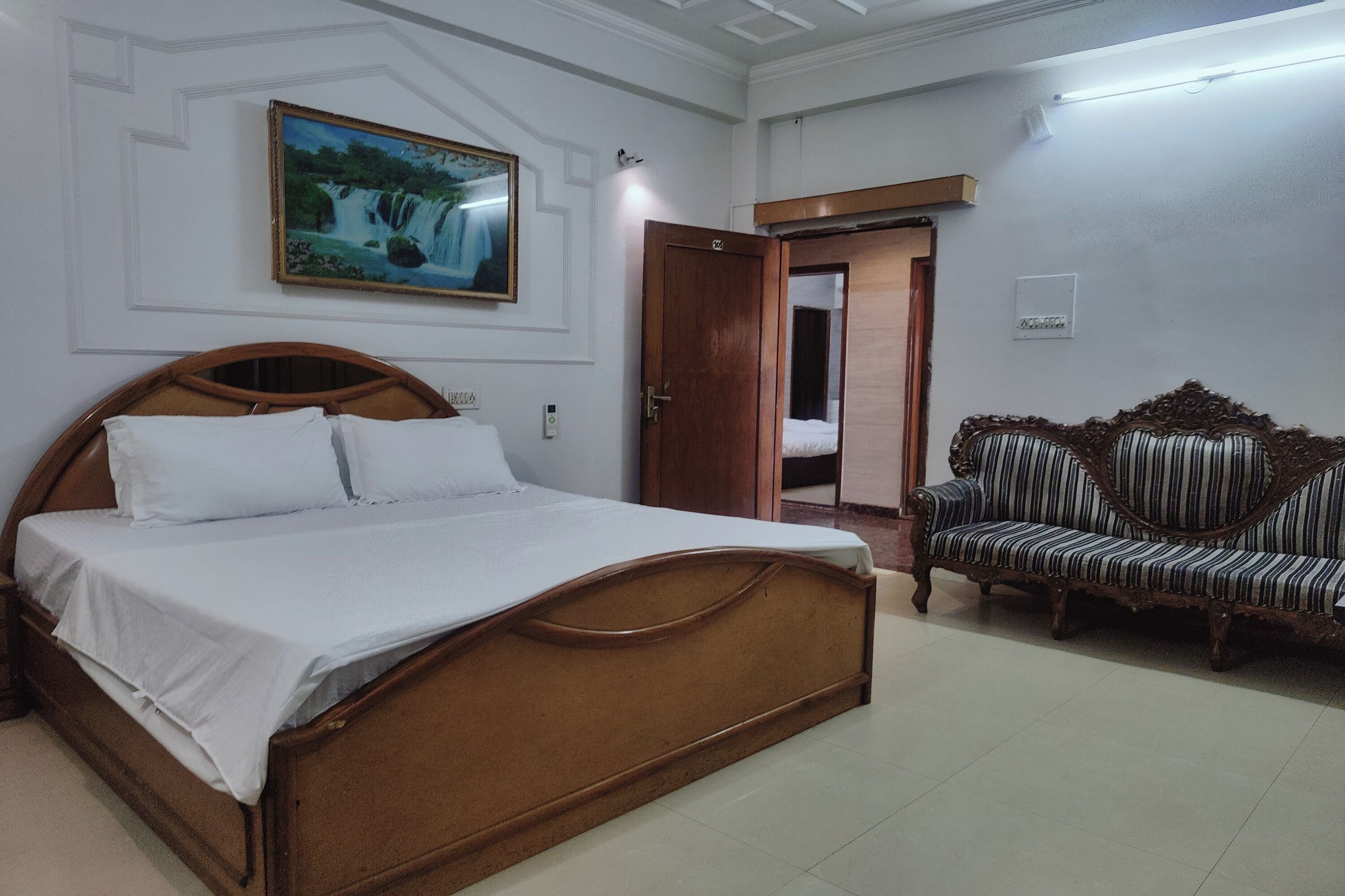 Deluxe Room | Desk, blackout drapes, rollaway beds, free WiFi