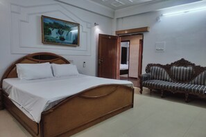 Phòng Deluxe | Bàn, màn/rèm cản sáng, giường gấp/giường phụ (phụ phí) 