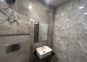 Shower, rainfall showerhead, free toiletries, slippers - Hotel Mourya Deluxe (New Delhi)