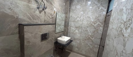 Douche, douche cascade, articles de toilette (gratuits), pantoufles