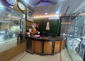 Lobby - Hotel Mourya Deluxe (New Delhi)