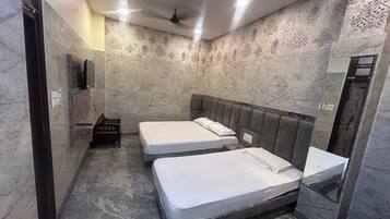 Tremannsrom | Skrivebord, strykejern/-brett og ekstrasenger (mot et tillegg)