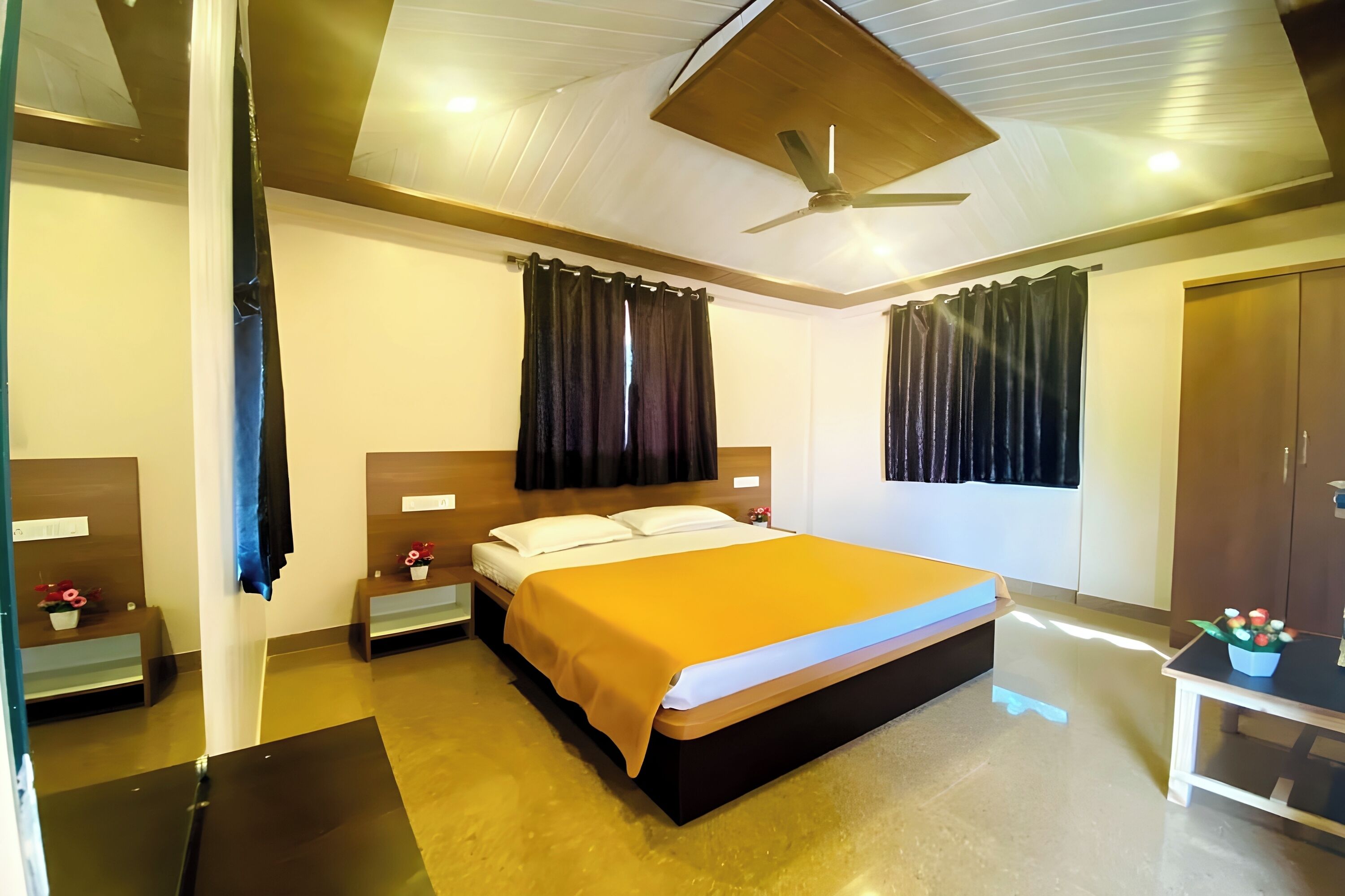 Deluxe Double Room | Free WiFi, bed sheets