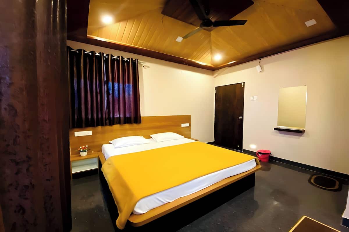 Deluxe Double Room | Free WiFi, bed sheets