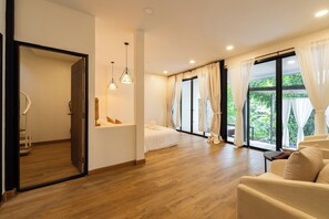 Grand-Villa | Minibar, Zimmersafe, Schreibtisch, Verdunkelungsvorhänge