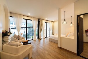 Family Suite (Grand Villa H1) | Minibar, in-room safe, desk, blackout drapes