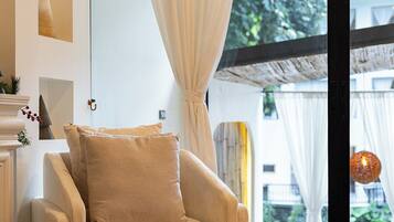 Grand-huvila | Minibaari, tallelokero huoneessa, työpöytä, pimennysverhot