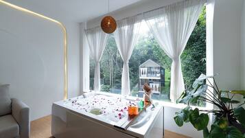 Deluxe Double Room | 2 bedrooms, minibar, in-room safe, desk