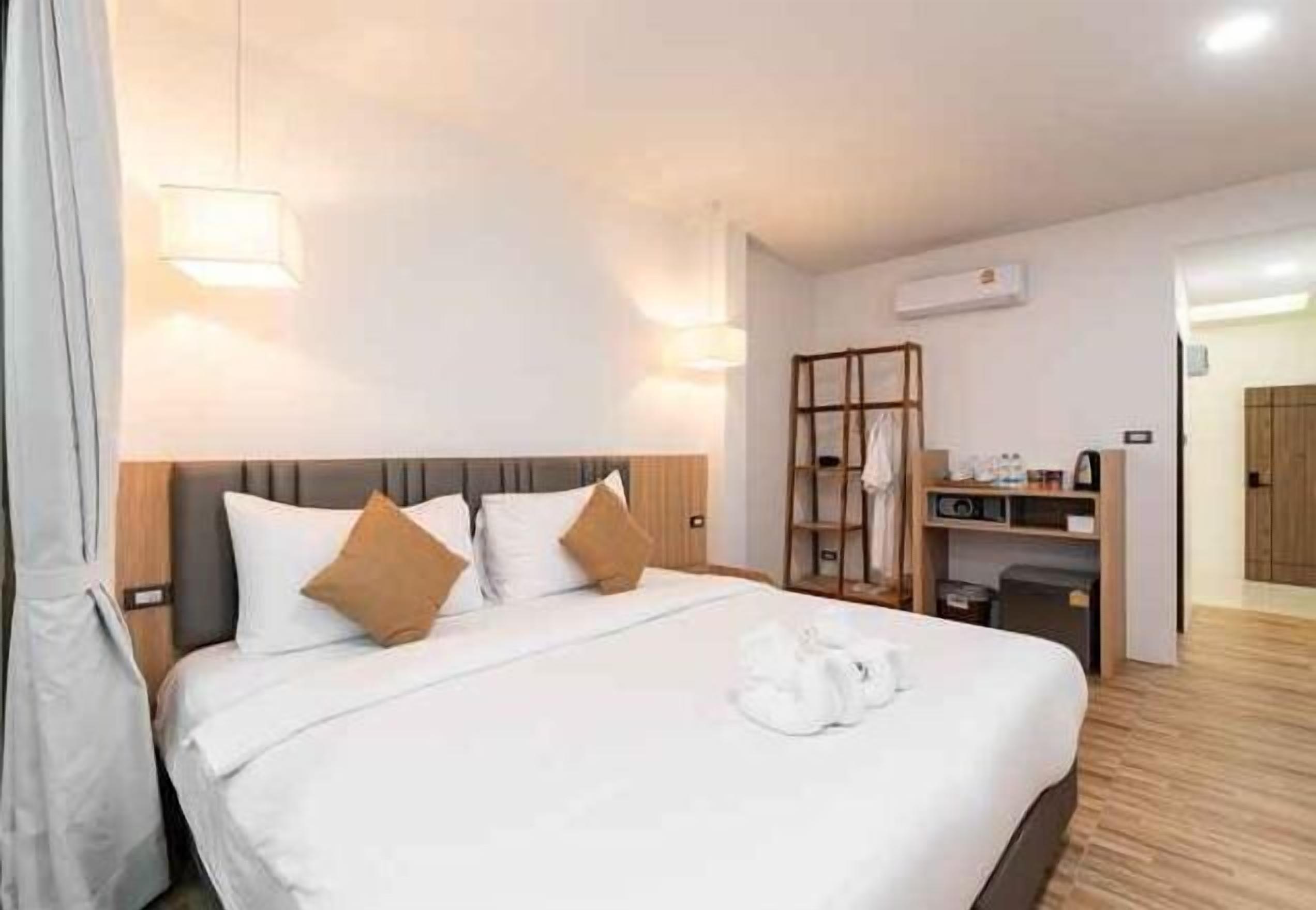 Minibar, caja de seguridad en la habitación y escritorio 