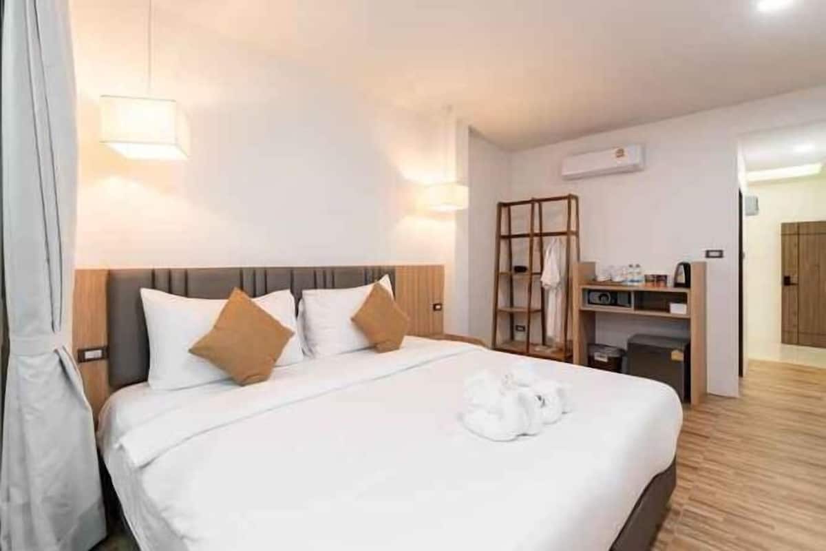 Minibar, in-room safe, desk, blackout drapes