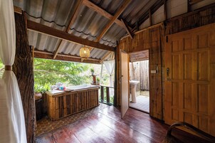 Villa | Desk, free WiFi, bed sheets