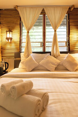 Villa | Desk, free WiFi, bed sheets
