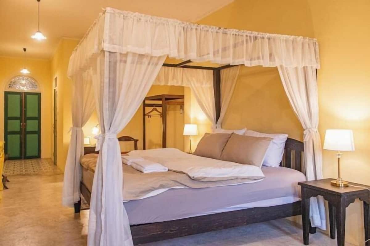 Minibar, desk, iron/ironing board, free WiFi