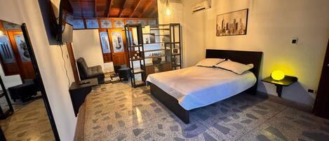 1 slaapkamer, een strijkplank/strijkijzer, wifi, beddengoed