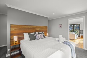 Comfort Cabin, River View | Individually decorated, individually furnished, soundproofing - Herlihys on Huon - Cabin 1 (Lymington)
