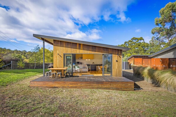 Comfort Cabin, River View | Terrace/patio - Herlihys on Huon - Cabin 1 (Lymington)