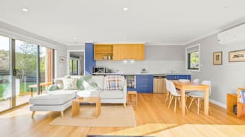 Comfort Cabin, River View | Interior