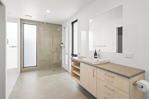 Cabaña Confort, vistas al río | Baño | Ducha, cabezal de ducha tipo lluvia, secador de pelo y toallas