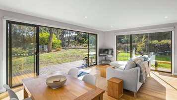 Comfort Cabin, River View | Individually decorated, individually furnished, soundproofing