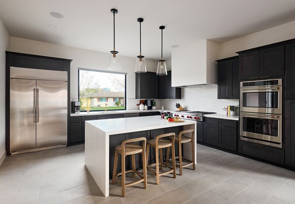 ثلاجة، ميكروويف، فرن، موقد طهي مسطح