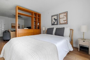 Iron/ironing board, WiFi, bed sheets - Cool Gateway Studio w/ Gym, Pool, nr Shopping, by Blueground (Austin)