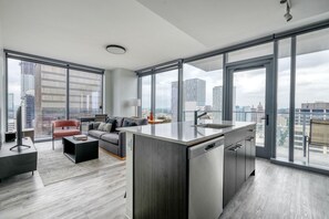 Interior - Terrific Downtown 2BR w/ Pool, Lounge & Gym, nr Shops, by Blueground (Austin)