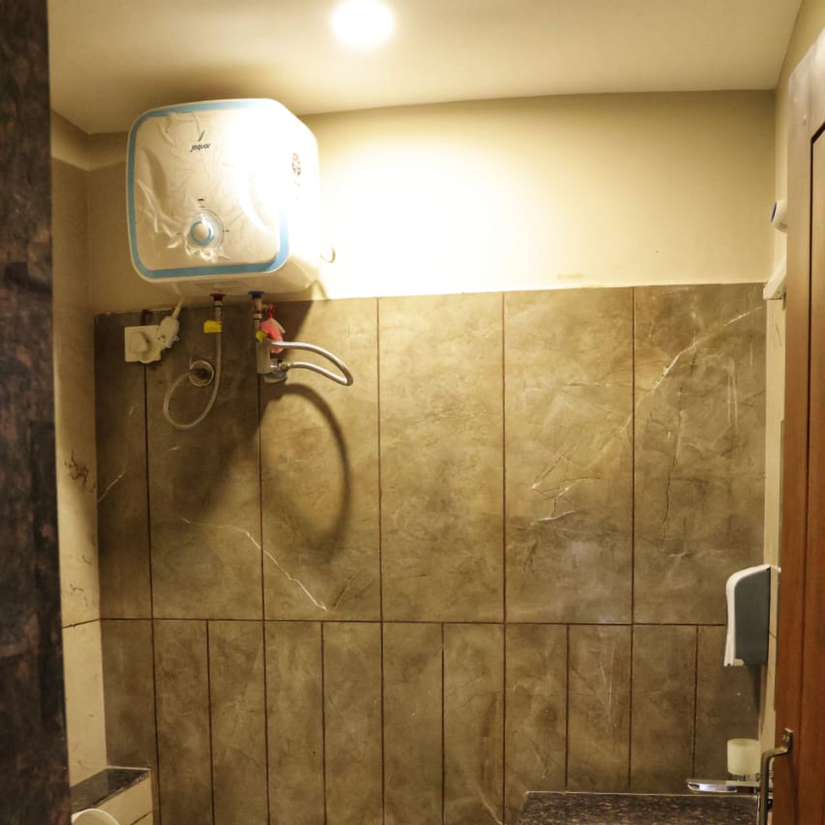 Un baño con ducha, inodoro y lavabo.