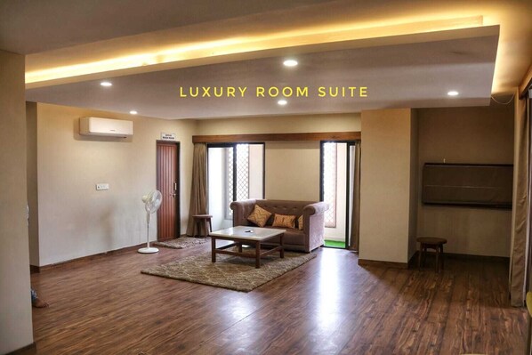 Presidential Room | Premium bedding, free WiFi, bed sheets - Devraha Seva Ashram - Vrindavan (Mathura)