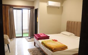 Royal Room | Premium bedding, free WiFi, bed sheets - Devraha Seva Ashram - Vrindavan (Mathura)