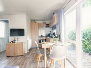 Fridge, oven, cookware/dishes/utensils - Tiny Haus Engel by Interhome (Beilngries)