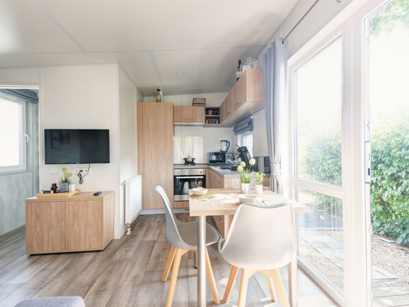 Køleskab, ovn, køkkentøj/tallerkener/redskaber