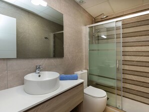 Sèche-cheveux, serviettes fournies