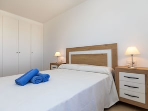 2 slaapkamers, een bureau, een strijkplank/strijkijzer, wifi