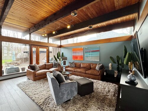 Westlake Oasis: Luxurious home with a private hot tub