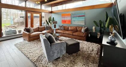 Westlake Oasis: Luxurious home with a private hot tub