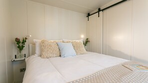 3 bedrooms, iron/ironing board, free WiFi, bed sheets - 9 Rose Hill -  a town that sleeps 6 guests  in 3 bedrooms (Beaumaris)