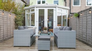 Terrace/patio - 9 Rose Hill -  a town that sleeps 6 guests  in 3 bedrooms (Beaumaris)