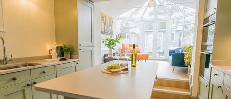 Kühlschrank, Mikrowelle, Ofen, Geschirrspüler