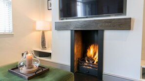 Interior - 9 Rose Hill -  a town that sleeps 6 guests  in 3 bedrooms (Beaumaris)