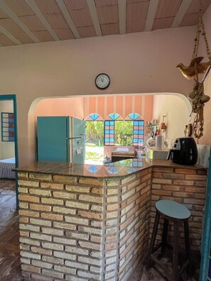 Microondas, horno, parrilla de estufa y cafetera y tetera 