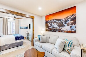 1 bedroom, desk, Internet, bed sheets - Ski-in/out condo with pools, sauna, hot tubs, game room, gym, kitchenette, W/D (Park City)