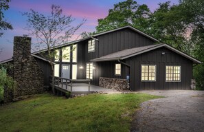 Exterior - Big family friendly, Deck, Pool Table, Propane Grill & Fire Pit! (Hot Springs)