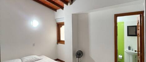 2 dormitoris, planxa i posts de planxar, wifi i roba de llit