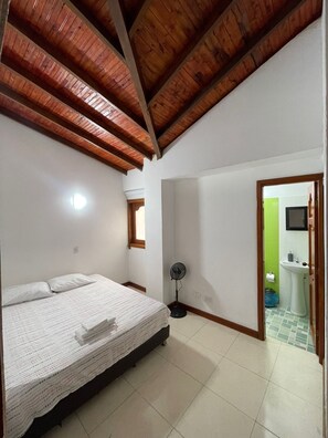 2 habitaciones, tabla de planchar con plancha, wifi y ropa de cama
