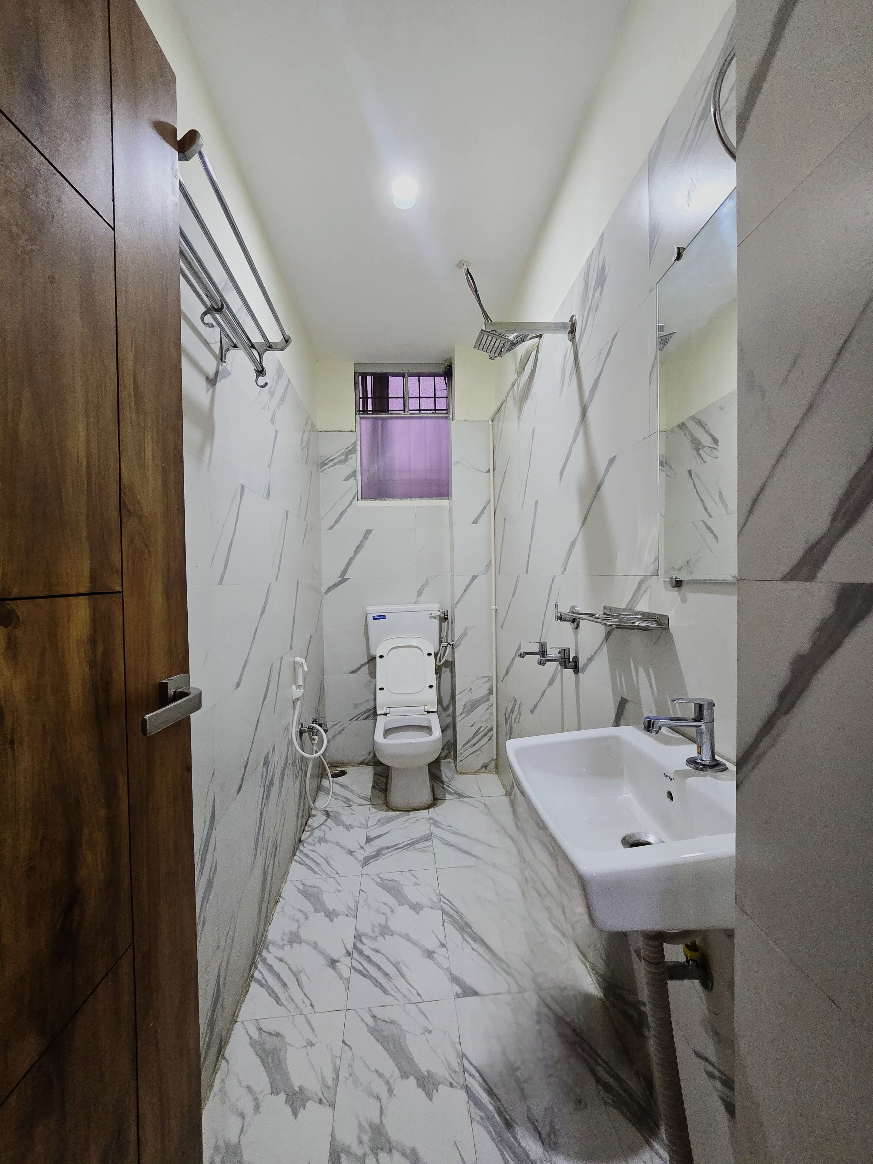 Shower, hydromassage showerhead, free toiletries, towels