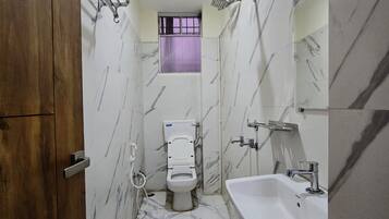 Shower, hydromassage showerhead, free toiletries, towels