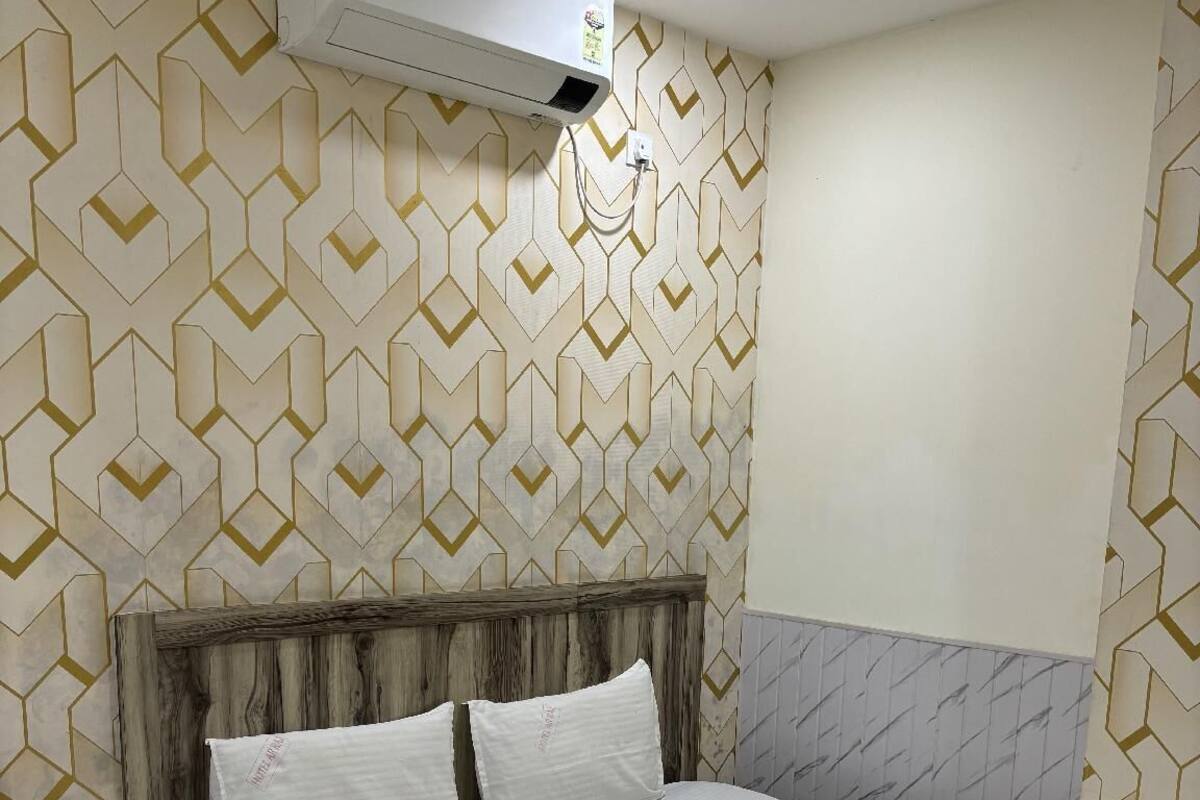 Basic Room | Premium bedding, soundproofing, iron/ironing board (on request)