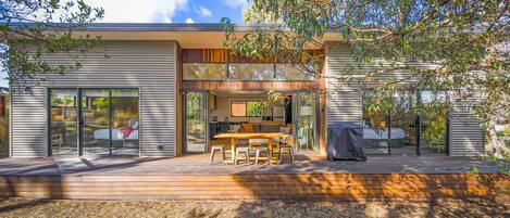 Baita Comfort, vista fiume | Con stile personalizzato, con arredamento individuale, insonorizzazione