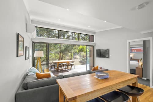 Comfort Cabin, River View | In-room dining